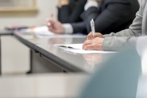 セミナーと研修の違いとは？目的・対象者・効果を徹底比較